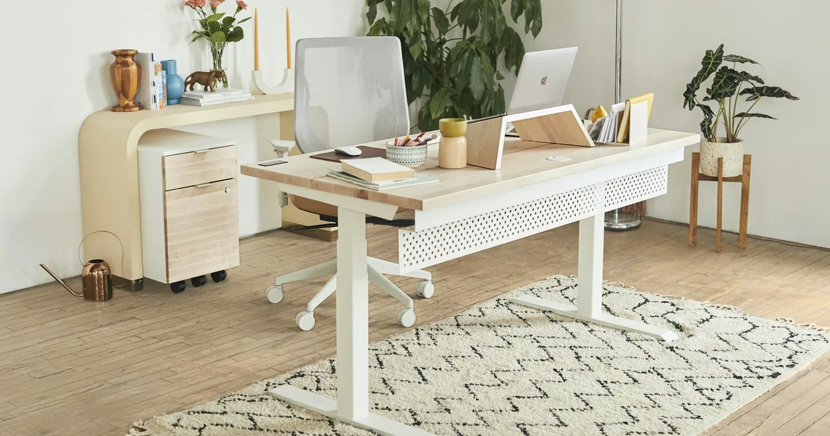 Bureau assis-debout blanc pour setup créateur : 3 modèles testés