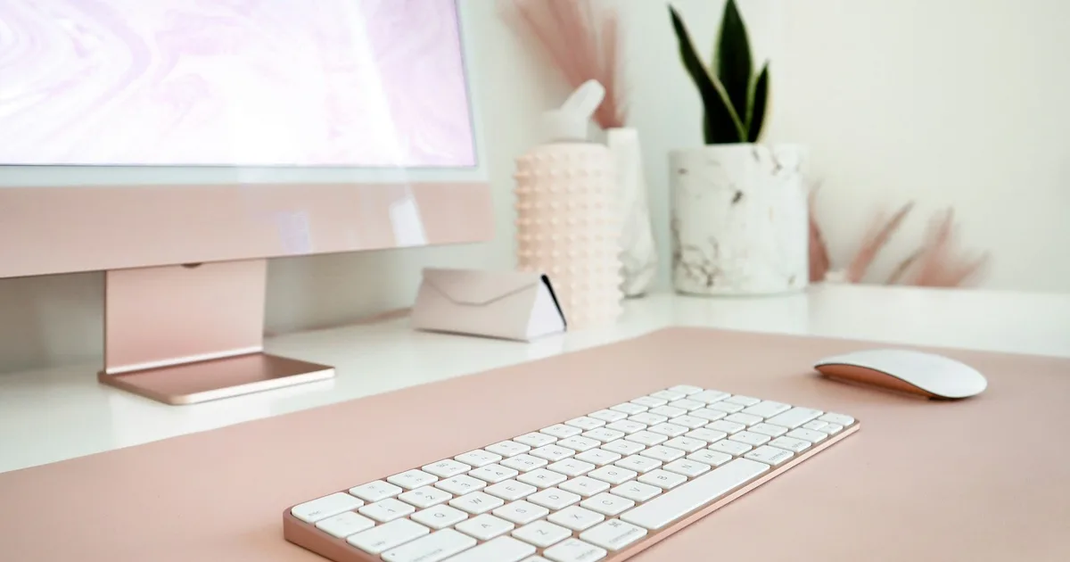 Tapis de souris XXL pastel et bras de micro blanc : les accessoires qui finissent un setup